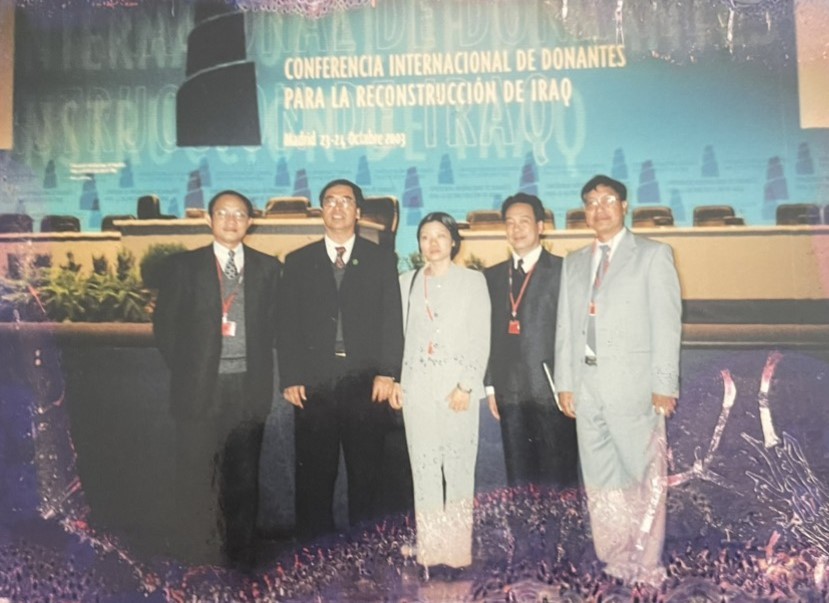 (03.21) Đại sứ Hà Huy Thông (ngoài cùng bên trái), khi đó là Vụ trưởng Vụ Tây Á-Châu Phi, tham gia đoàn Thứ trưởng Ngoại giao Nguyễn Phú Bình tham dự Hội nghị quốc tế tại Maldrid, Tây Ban nha, ngày 23-24/10/2003 về tái thiết Iraq. (Nguồn: Nhân vật cung cấ