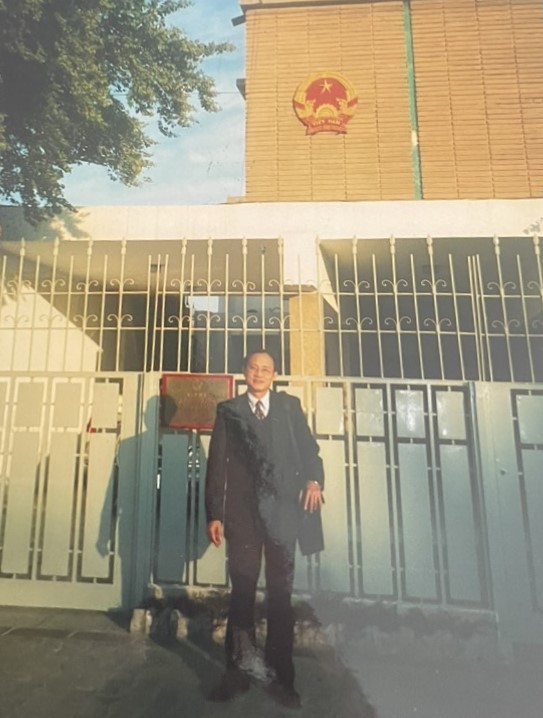(03.21) Đại sứ Hà Huy Thông tại Đại sứ quán Việt Nam tại Iraq cuối năm 2002. (Nguồn: Nhân vật cung cấp)