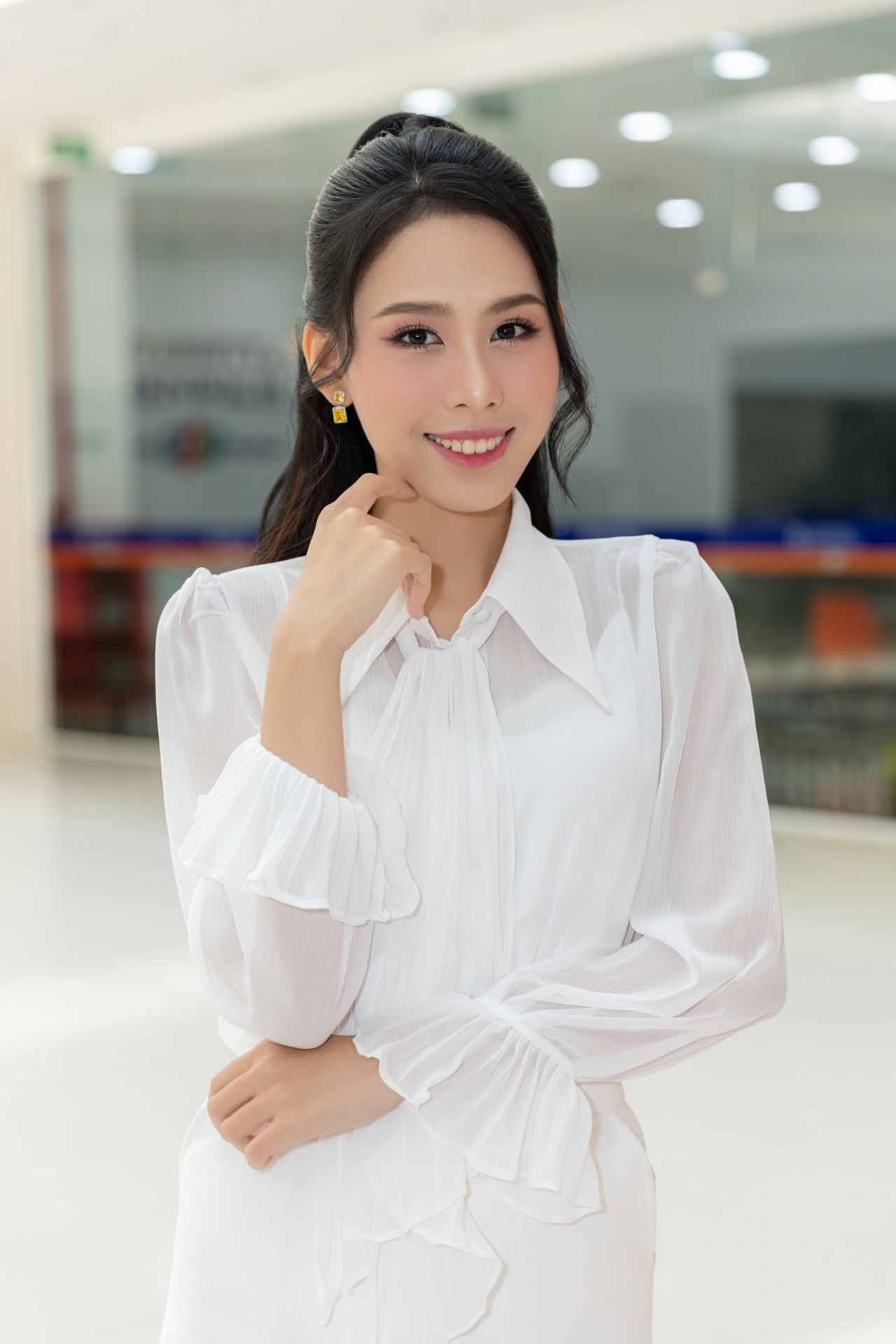 Thời trang thanh lịch của Á hậu Lê Nguyễn Ngọc Hằng