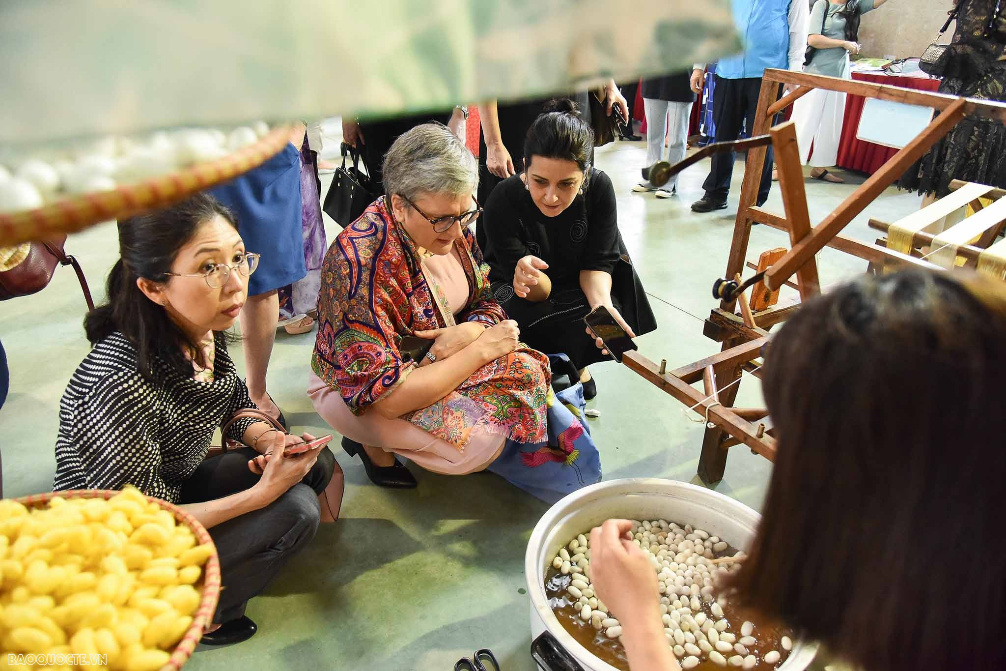 Các nhà ngoại giao nữ nước ngoài tại Việt Nam trải nghiệm dệt tơ tằm