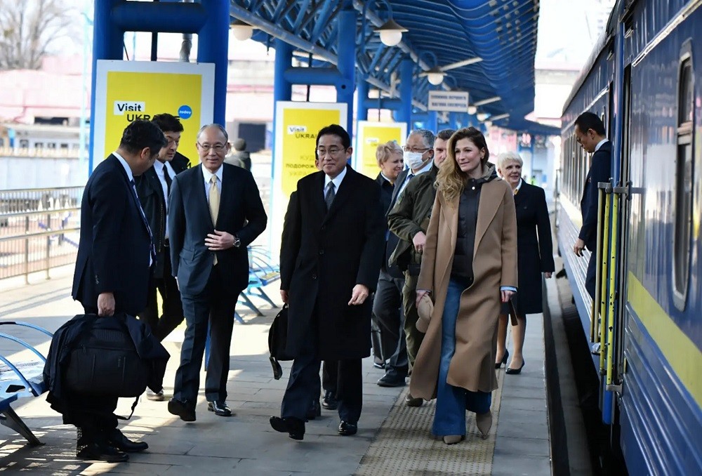 (03.21) Thủ tướng Nhật Bản Kishida Fumio tại nhà ga trung tâm của thành phố Kiev ngày 21/3. (Nguồn: AP)