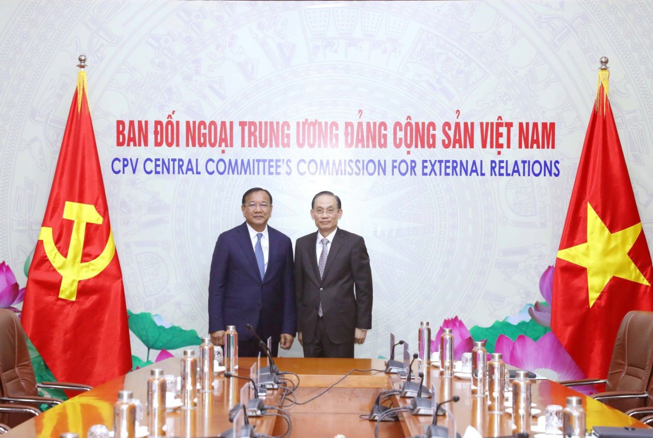 Trưởng ban Đối ngoại Trung ương Lê Hoài Trung gặp và làm việc với Phó Thủ tướng, Bộ trưởng Ngoại giao và Hợp tác quốc tế Campuchia Prak Sokhonn. (Nguồn: TTXVN)