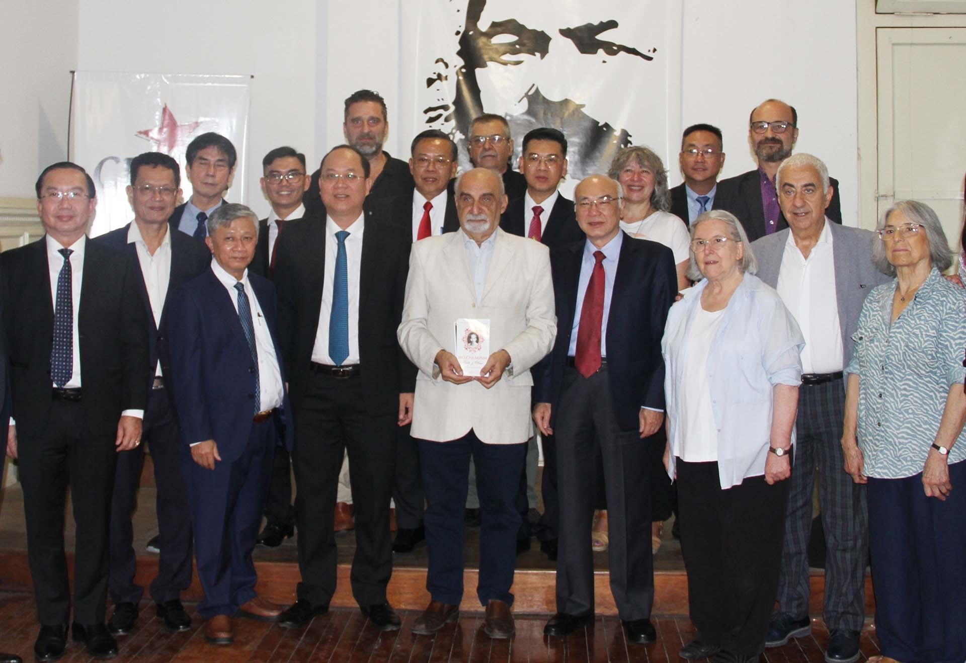 Đoàn đại biểu thành ủy thành phố Hồ Chí Minh chụp ảnh lưu niệm với lãnh đạo Đảng Công sản Argentina. (Nguồn: TTXVN)