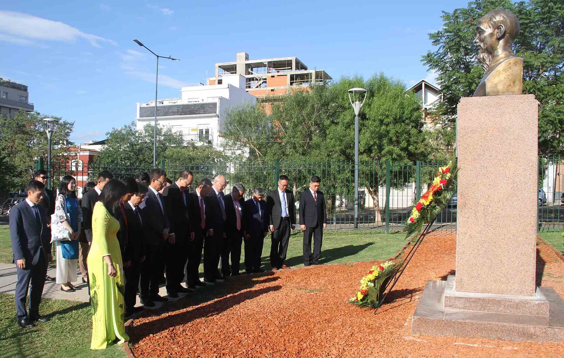 Đoàn đại biểu Thành ủy thành phố Hồ Chí Minh đặt hoa tại tượng đài Chủ tịch Hồ Chí Minh ở thủ đô Buenos Aires. (Nguồn: TTXVN)