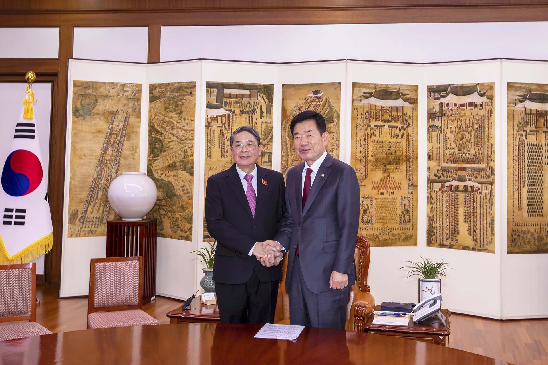 Chủ tịch Quốc hội Hàn Quốc Kim Jin-pyo (phải) tiếp Phó Chủ tịch Quốc hội Nguyễn Đức Hải tại Trụ sở Quốc hội Hàn Quốc. (Nguồn: TTXVN)