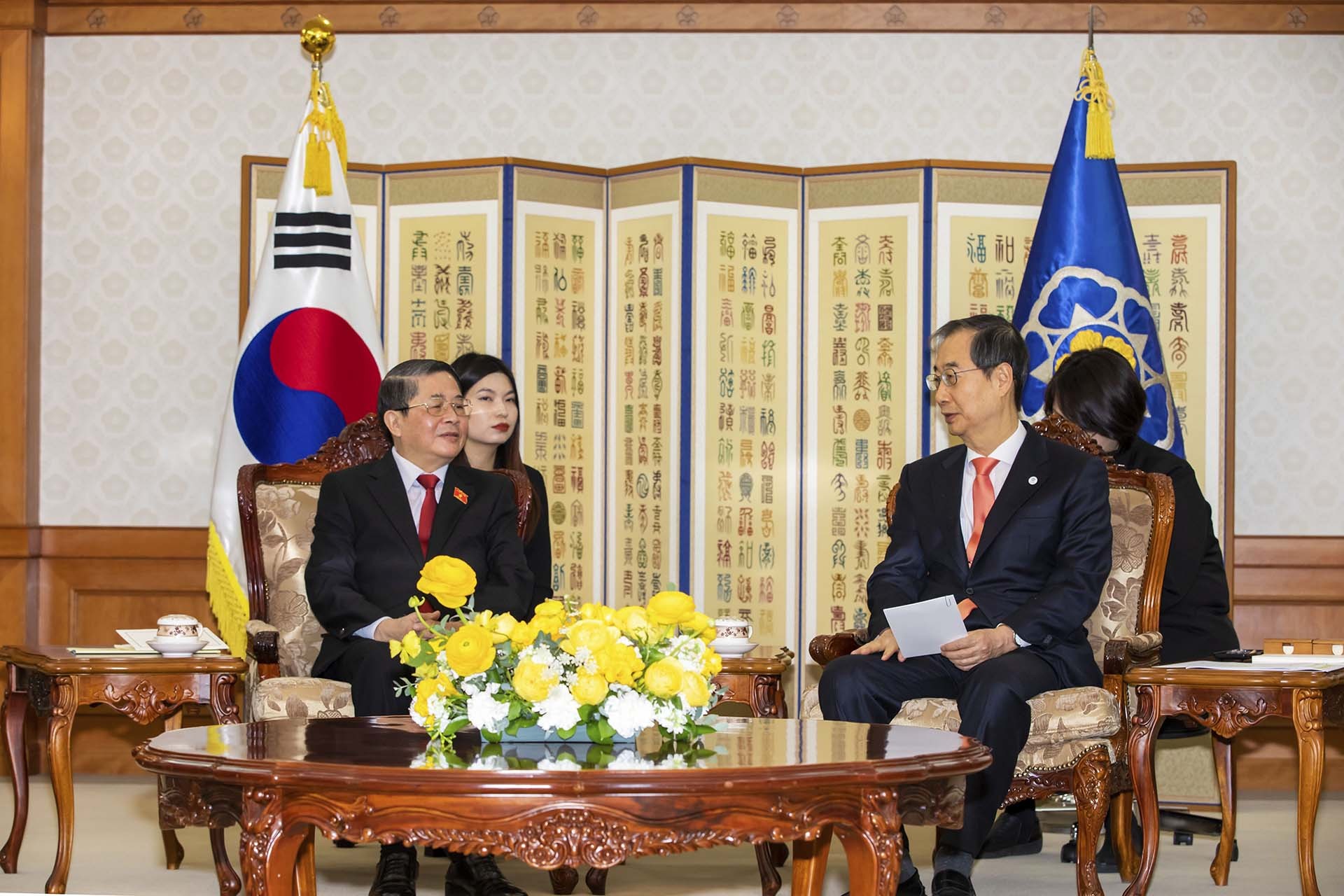 Thủ tướng Hàn Quốc Han Duck-soo (phải) tiếp Phó Chủ tịch Quốc hội Nguyễn Đức Hải tại Văn phòng ở Thủ đô Seoul. (Nguồn: TTXVN)