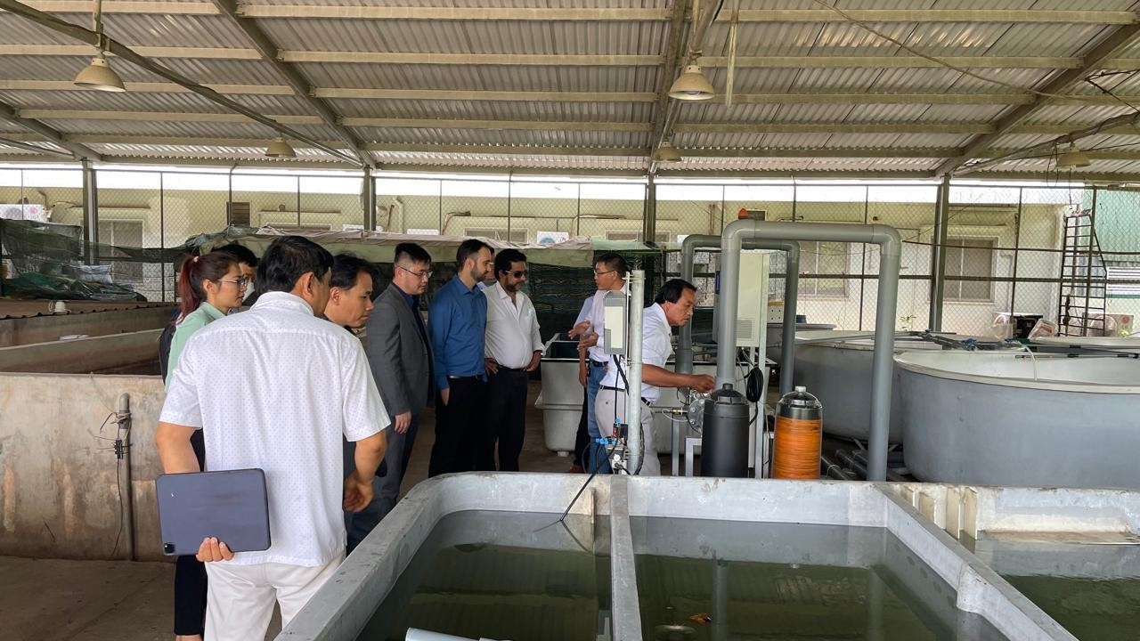 Các chuyên gia Israel và Việt Nam tại buổi khai trương hệ thống lọc nước do Israel lắp đặt tại Trường Đại học Nông lâm TP Hồ Chí Minh. (ĐSQ Israel tại VN)