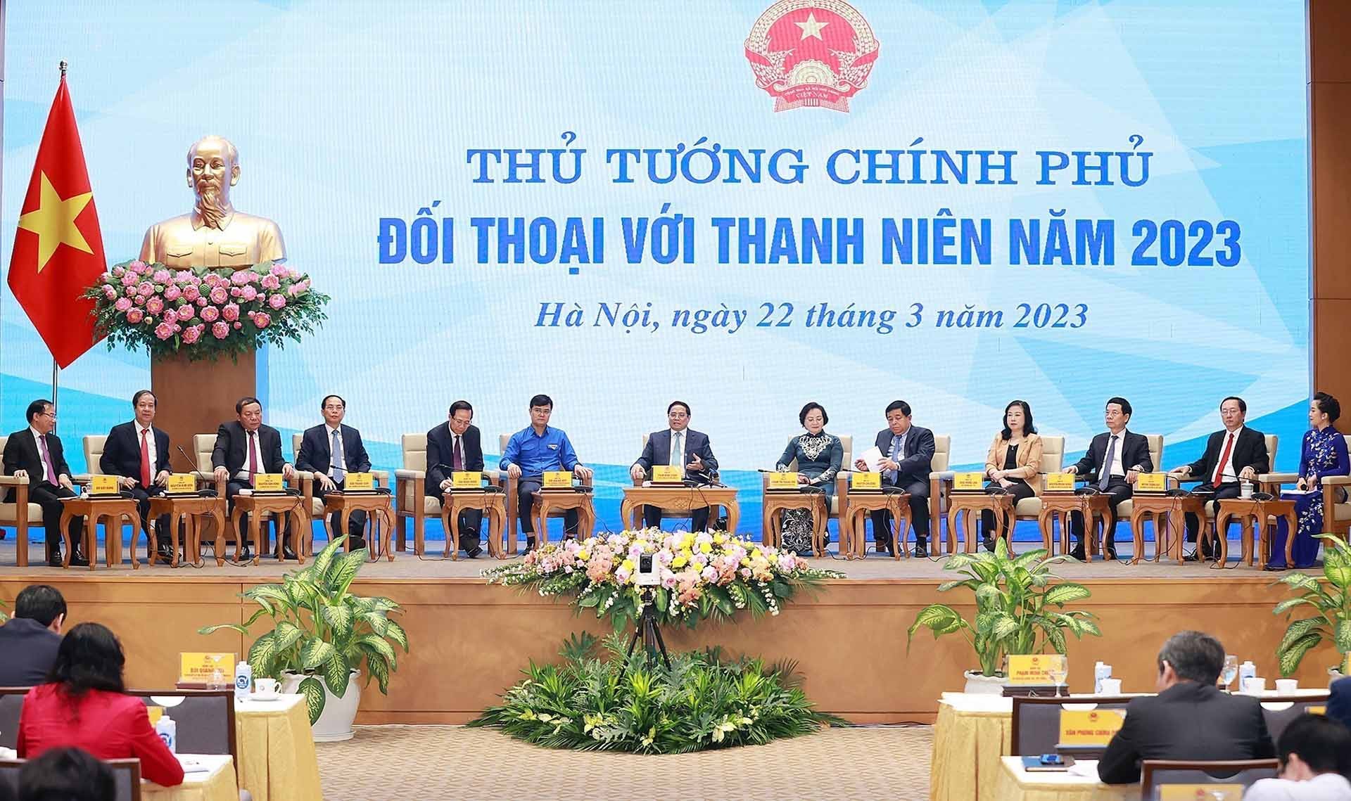 Thủ tướng Phạm Minh Chính cùng đại diện các bộ, ngành và Trung ương Đoàn tham gia đối thoại với thanh niên. (Nguồn: TTXVN)
