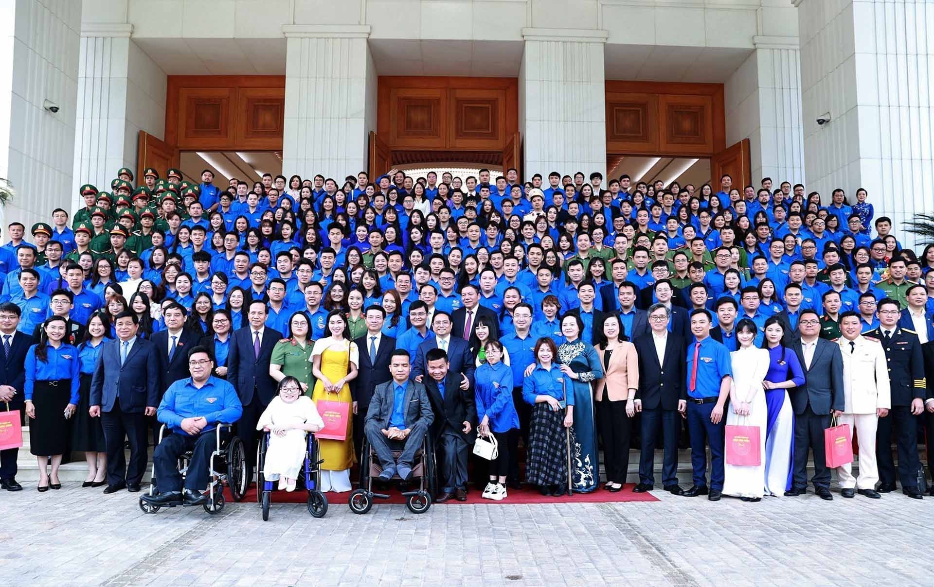 Thủ tướng Phạm Minh Chính với các đại biểu thanh niên. (Nguồn: TTXVN)