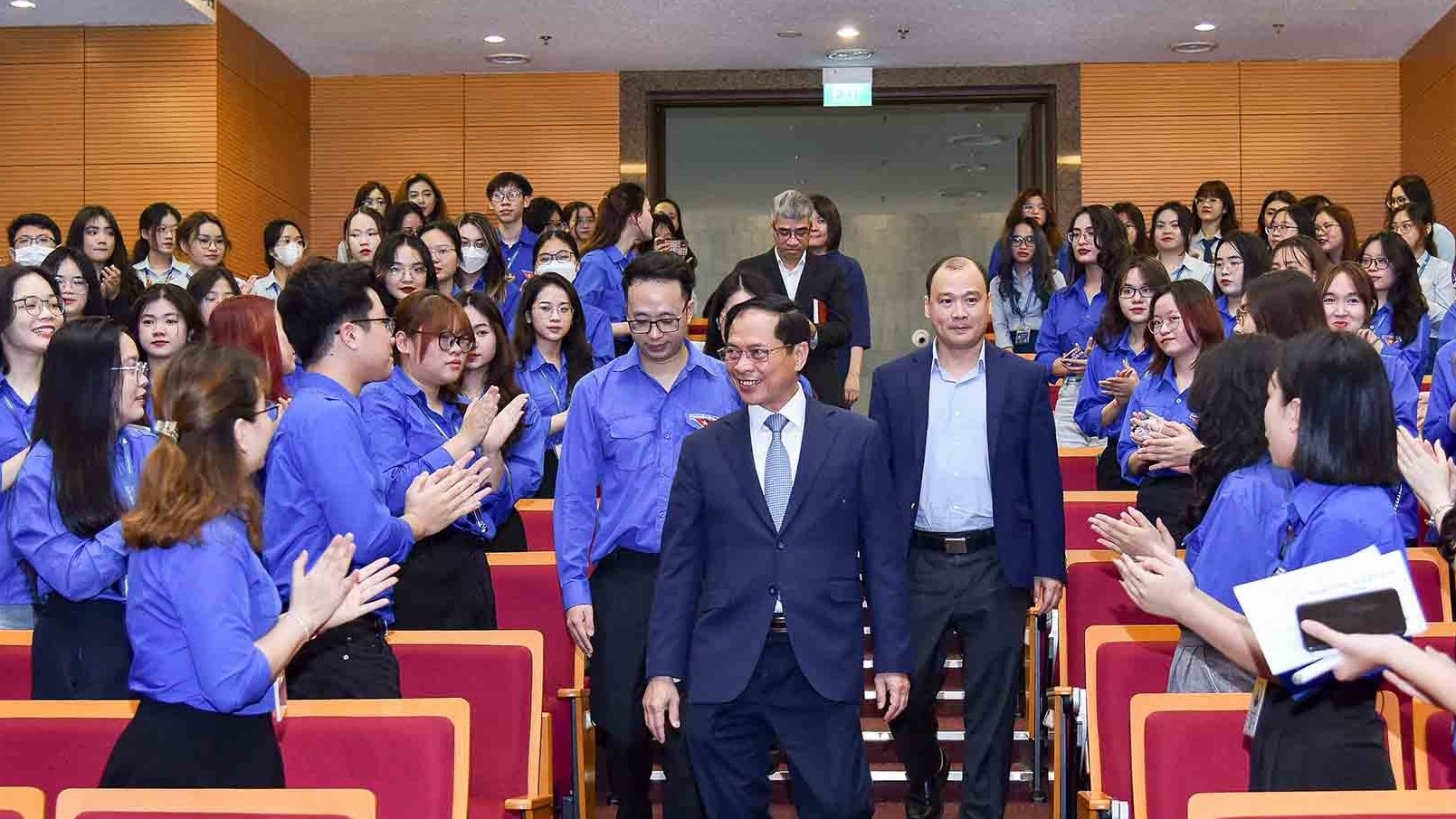 Chùm ảnh Bộ trưởng Bùi Thanh Sơn đối thoại với thanh niên ngoại giao