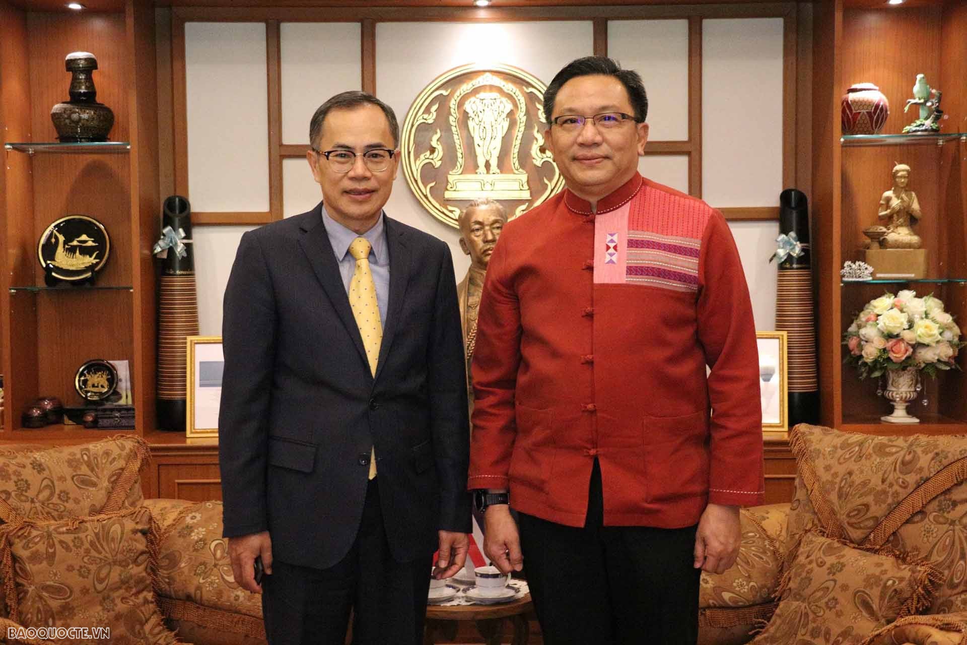 Đại sứ Phan Chí Thành trao và Tỉnh trưởng tỉnh Chiang Mai Nirat Phongsittithaworn.