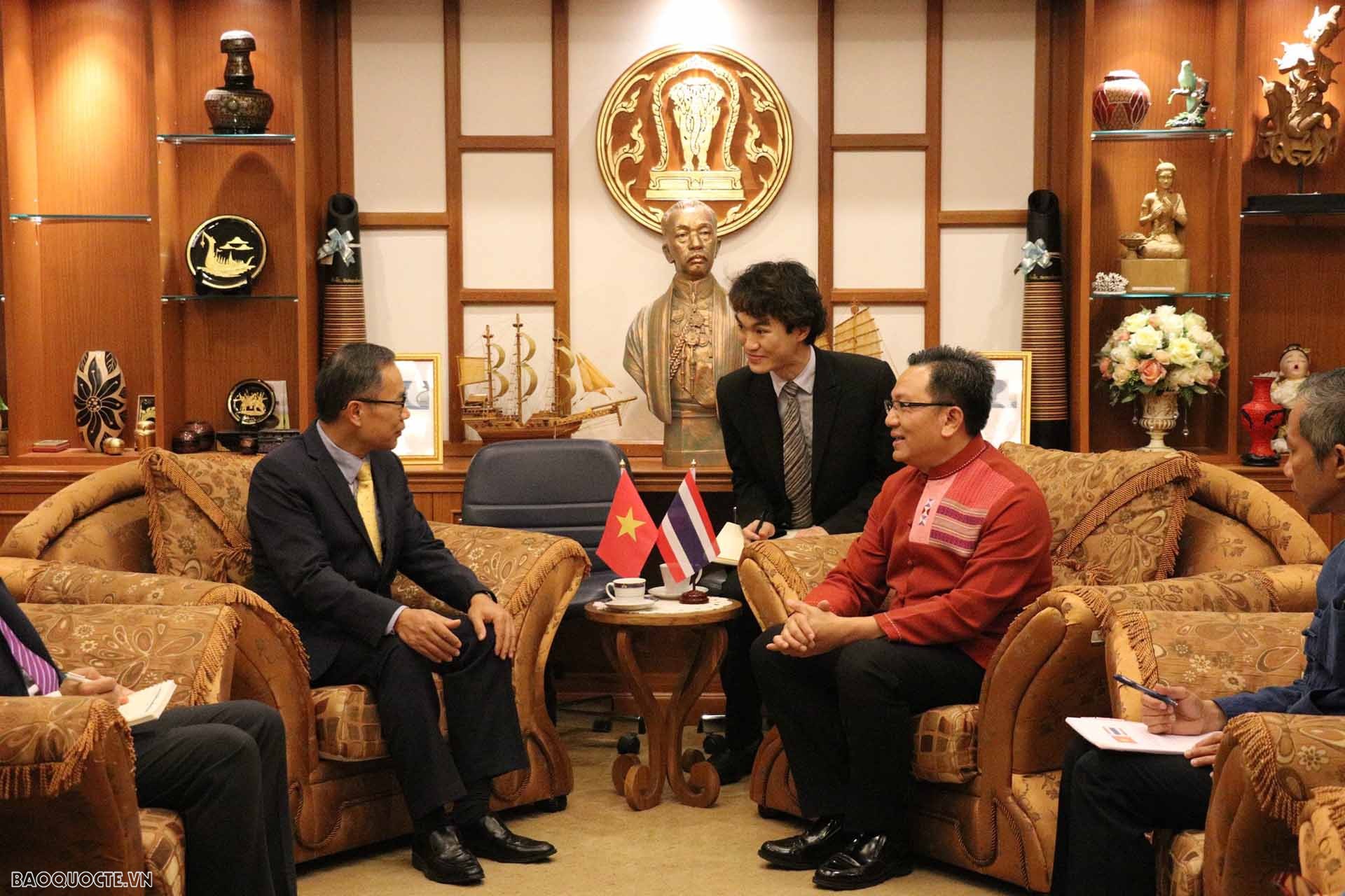 Đại sứ Phan Chí Thành trao đổi với Tỉnh trưởng tỉnh Chiang Mai Nirat Phongsittithaworn.