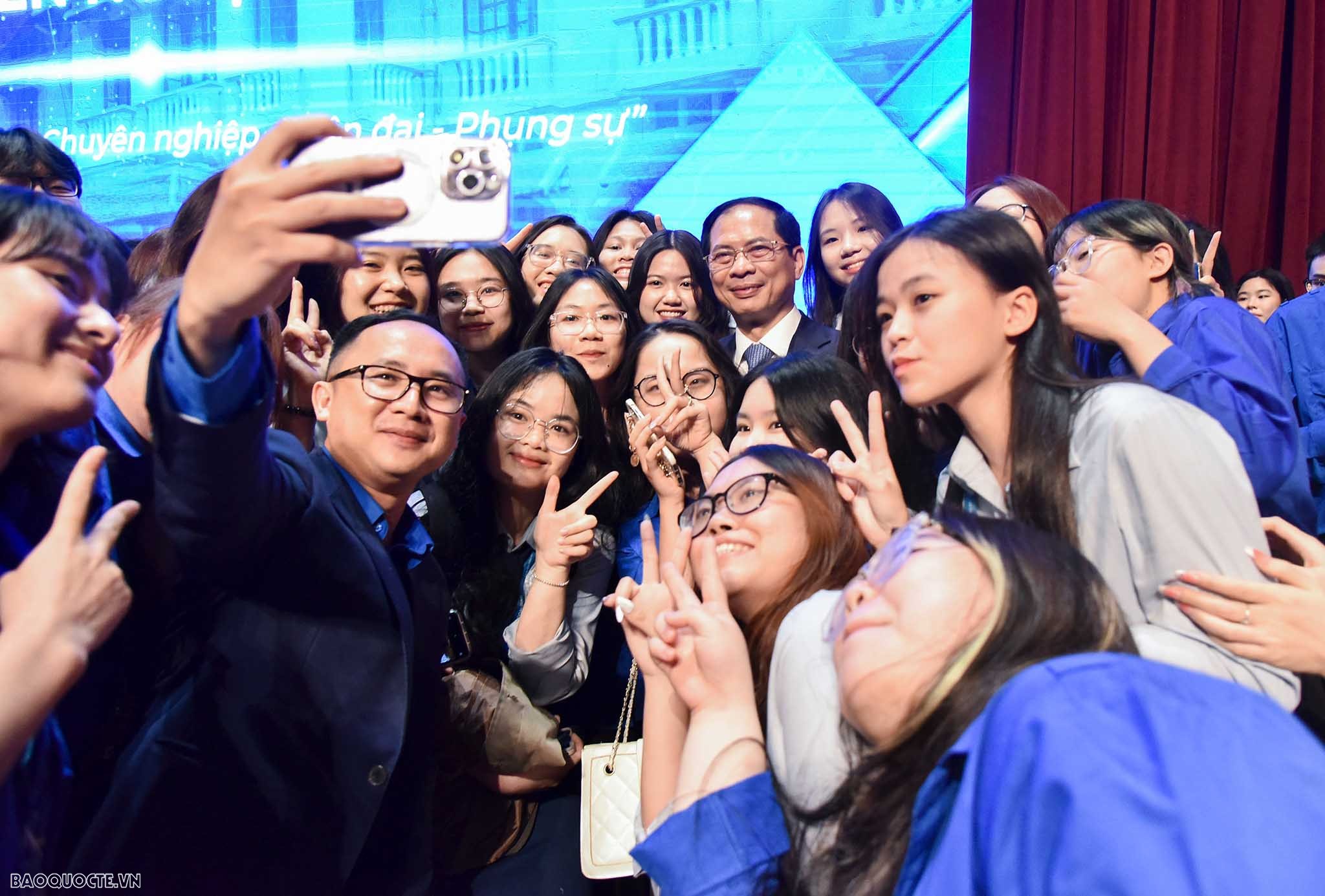 Chùm ảnh Bộ trưởng Bùi Thanh Sơn  đối thoại với thanh niên ngoại giao