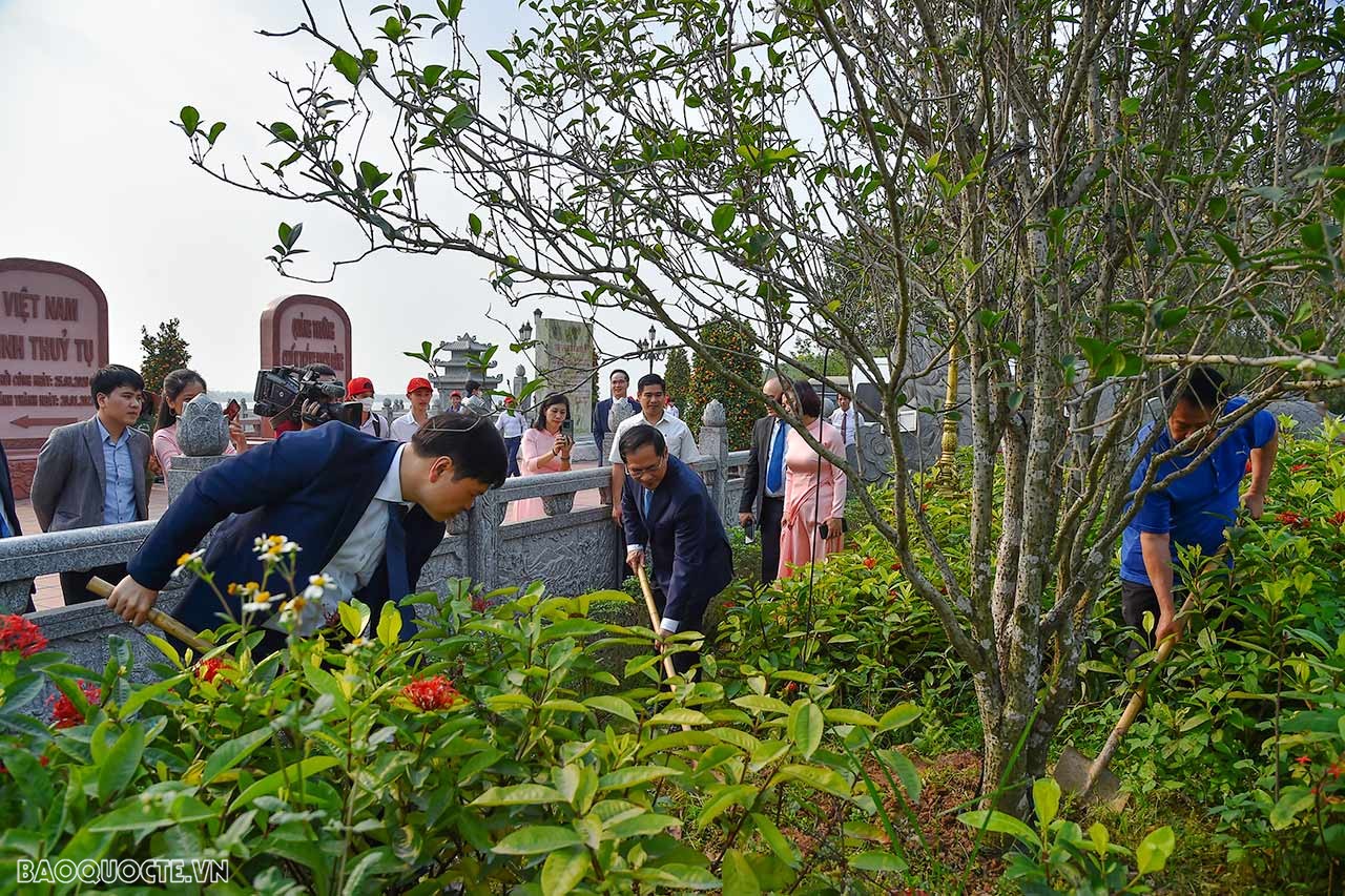 Bộ trưởng Ngoại giao Bùi Thanh Sơn dâng hương tại Khu di tích Bạch Đằng Giang