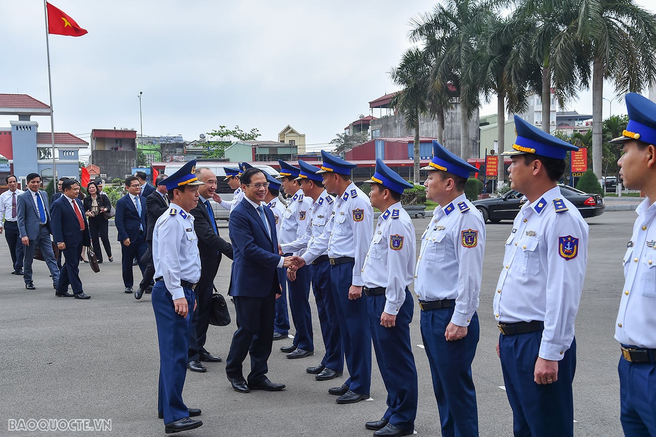 Trước đó, Bộ trưởng Ngoại giao Bùi Thanh Sơn đã làm việc với Bộ Tư lệnh vùng 1 Cảnh sát biển. 