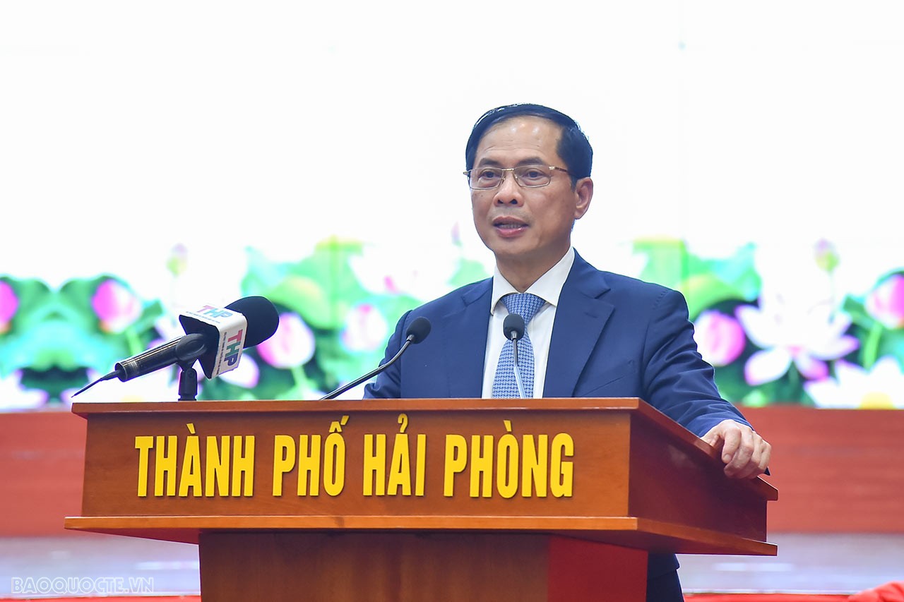 Bộ trưởng Ngoại giao Bùi Thanh Sơn chúc mừng các thành tựu kinh tế - xã hội mà Hải Phòng đã đạt được, đặc biệt là những bước phát triển vững chắc trong phát triển kinh tế; công tác đối ngoại, hội nhập quốc tế của TP