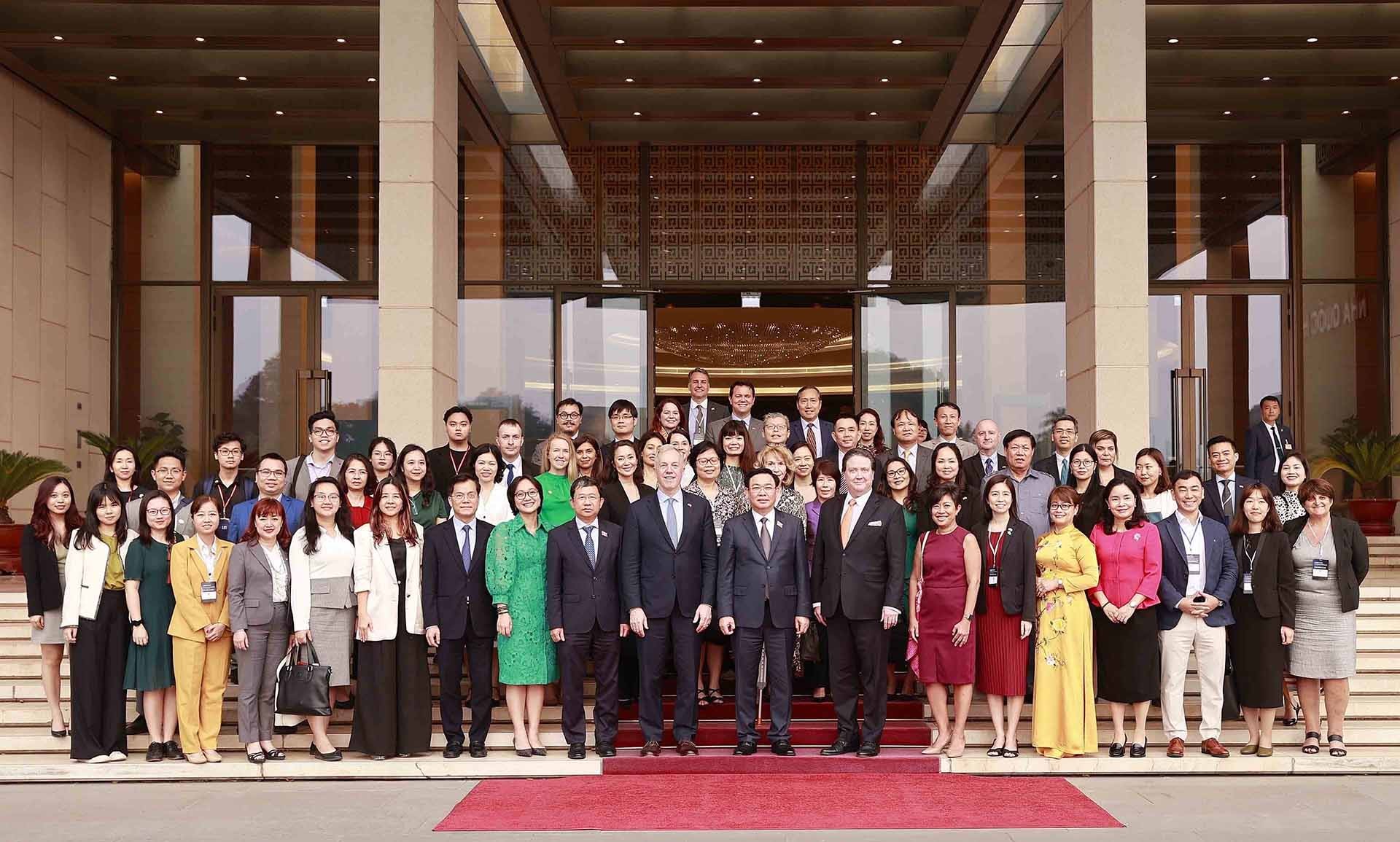 Chủ tịch Quốc hội Vương Đình Huệ chụp ảnh lưu niệm với đại biểu. (Nguồn: TTXVN)