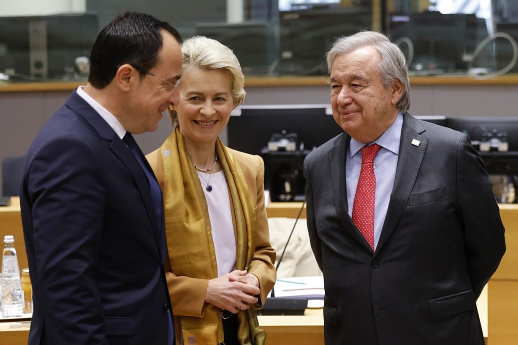 Tổng thư ký Liên Hợp Quốc Antonio Guterres (phải) nói chuyện với Chủ tịch Ủy ban Châu Âu Ursula von der Leyen (giữa) và Tổng thống Cộng hòa Síp Nikos Anastasiades khi họ tham dự Hội nghị thượng đỉnh EU, tại trụ sở EU ở Brussels, vào ngày 23 tháng 3 , 2023. – AFP