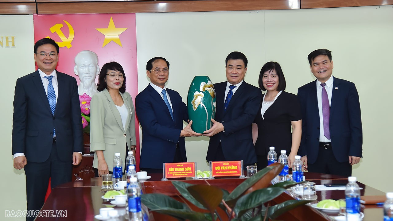 Bộ trưởng Ngoại giao Bùi Thanh Sơn thăm và làm việc tại Sở Ngoại vụ tỉnh Quảng Ninh