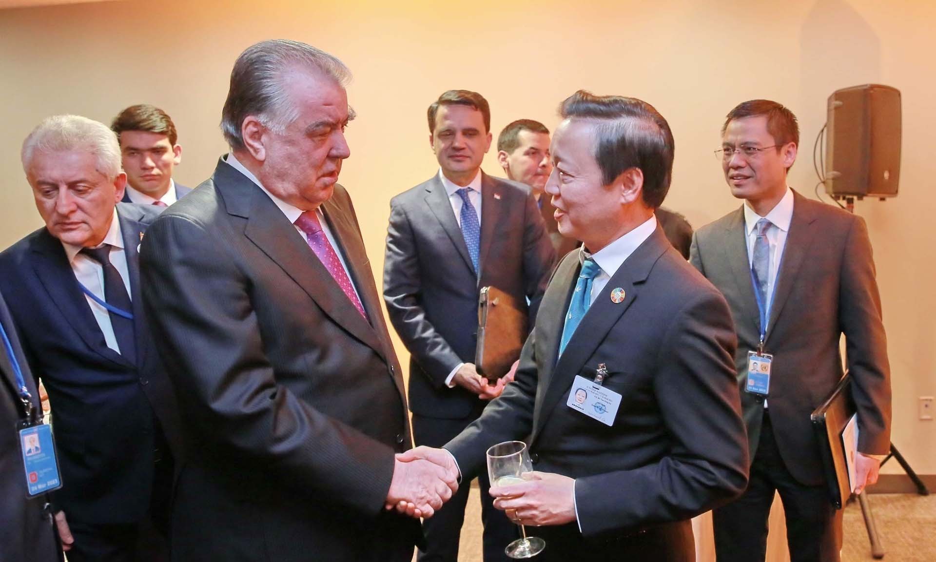 Phó Thủ tướng Trần Hồng Hà gặp Tổng thống Tajikistan Emomali Rahmon. (Nguồn: TTXVN)
