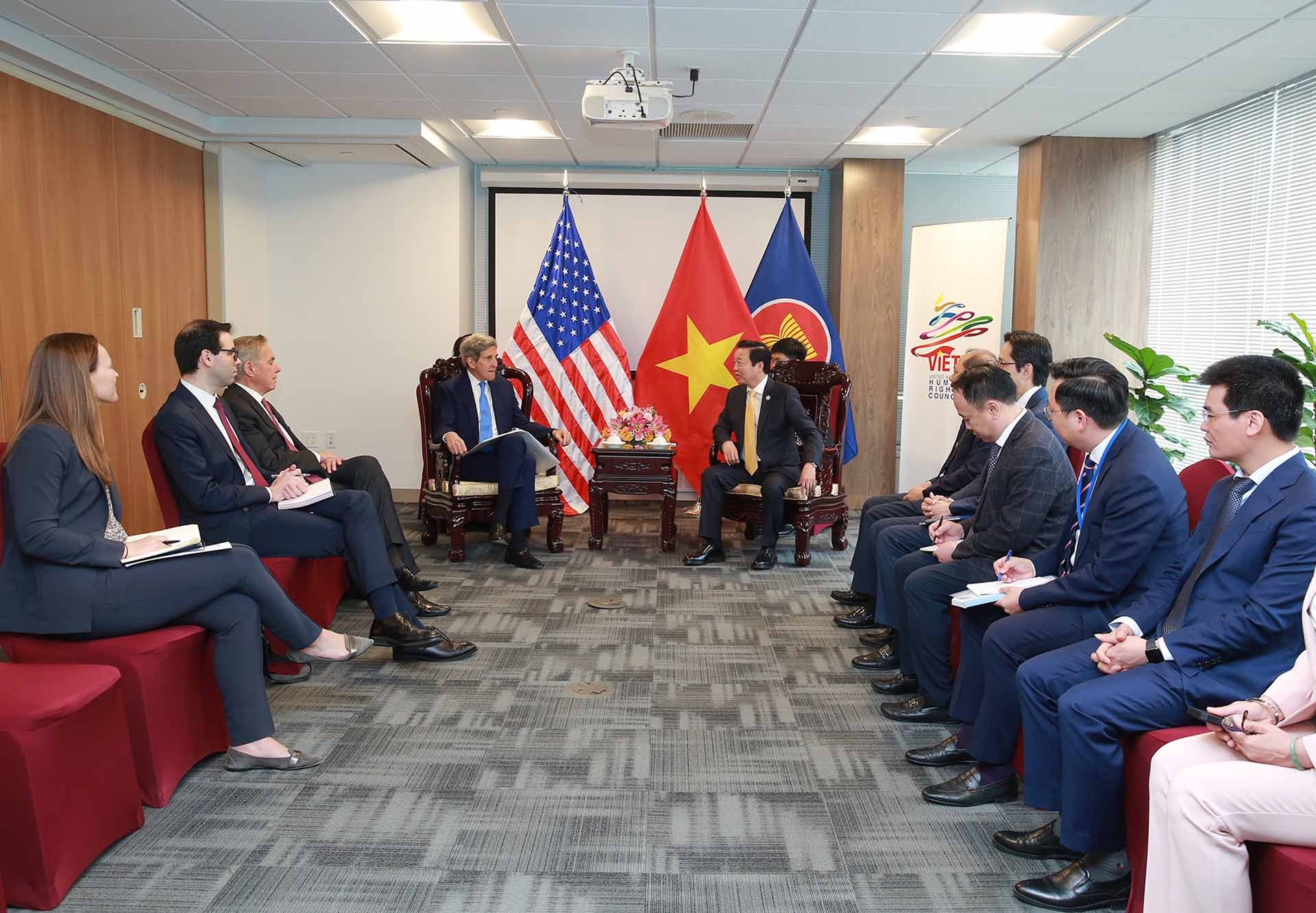 Phó Thủ tướng Trần Hồng Hà gặp Đặc phái viên Tổng thống Hoa Kỳ về khí hậu John Kerry. (Nguồn: VGP)
