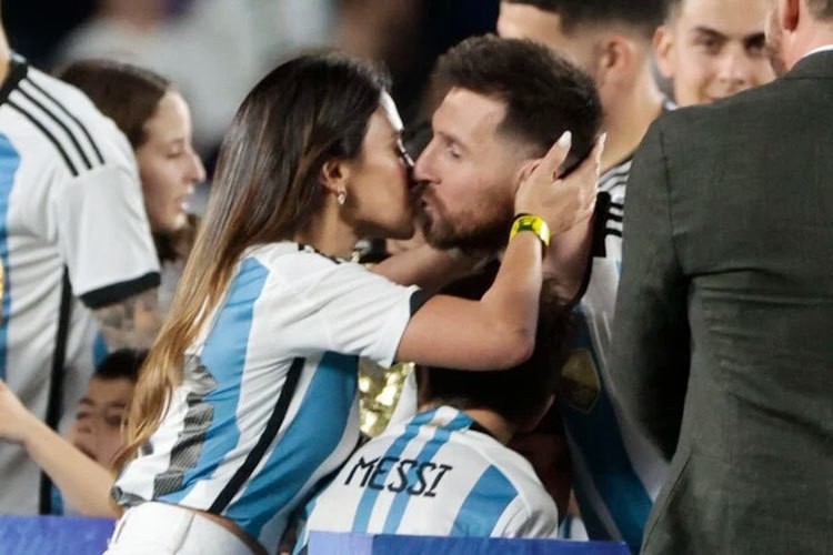 Sau khi kết thúc trận giao hữu thắng Panama 2-0, vợ con các tuyển thủ Argentina xuống sân chia vui với chồng, bạn trai. Trong ảnh, Messi ôm hôn bà xã Antonela.