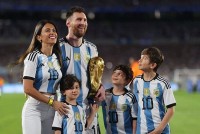 Messi và đồng đội tuyển Argentina rước bản sao Cup vàng World Cup cùng người thân