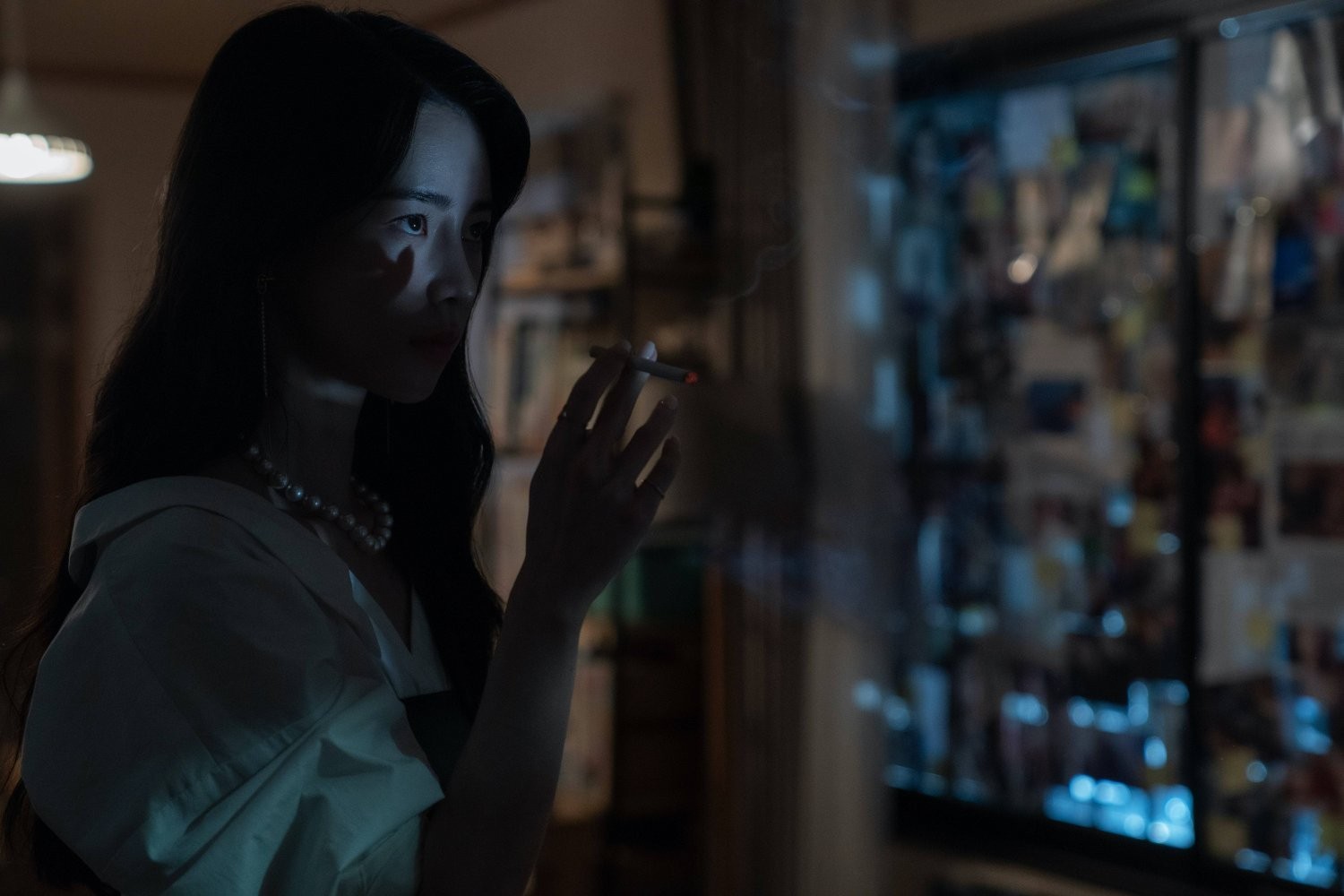Ở một số cảnh phim, Lim Ji Yeon gây ấn tượng với lối thay đổi cảm xúc nhanh chóng có phần điên loạn, suy tư xen lẫn lo lắng.