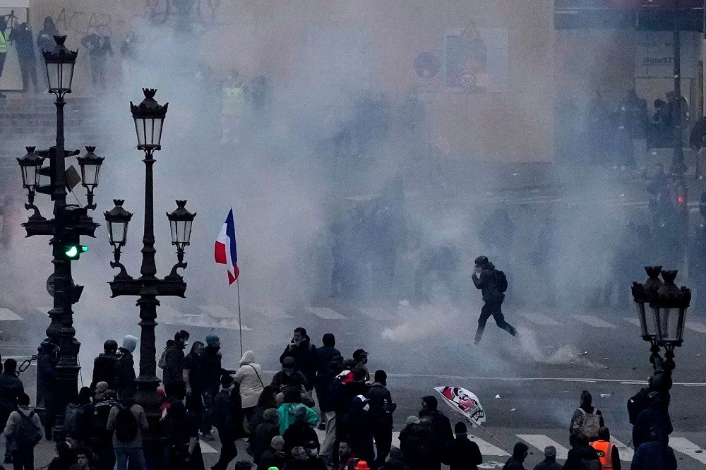 (03.24) Khung cảnh hỗn loạn tại Paris khi người dân xuống đường phản đối dự luật hưu trí của Tổng thống Pháp Emmanuel Macron. (Nguồn: AP)
