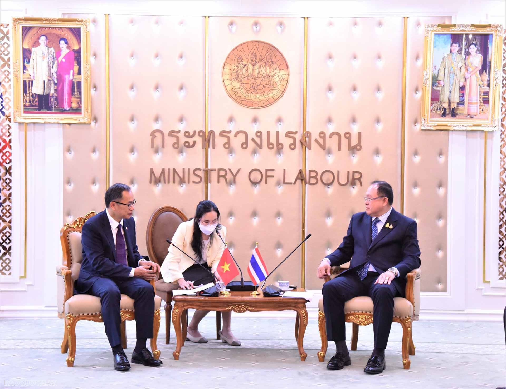 Đại sứ Phan Chí Thành trao đổi với ông Surachai Chaitrakulthong, Thứ trưởng Bộ Lao động Thái Lan