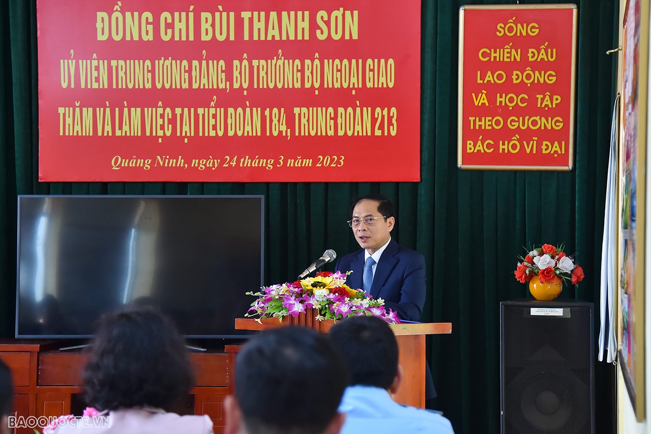 Phát biểu tại buổi làm việc, Bộ trưởng Bùi Thanh Sơn ghi nhận, biểu dương và đánh giá cao những thành tích và kết quả mà Trung đoàn 213 nói chung và Tiểu đoàn 184 nói riêng đạt được trong thời gian qua. Phát biểu tại buổi làm việc, Bộ trưởng Bùi Thanh Sơn ghi nhận, biểu dương và đánh giá cao những thành tích và kết quả mà Trung đoàn 213 nói chung và Tiểu đoàn 184 nói riêng đạt được trong thời gian qua.