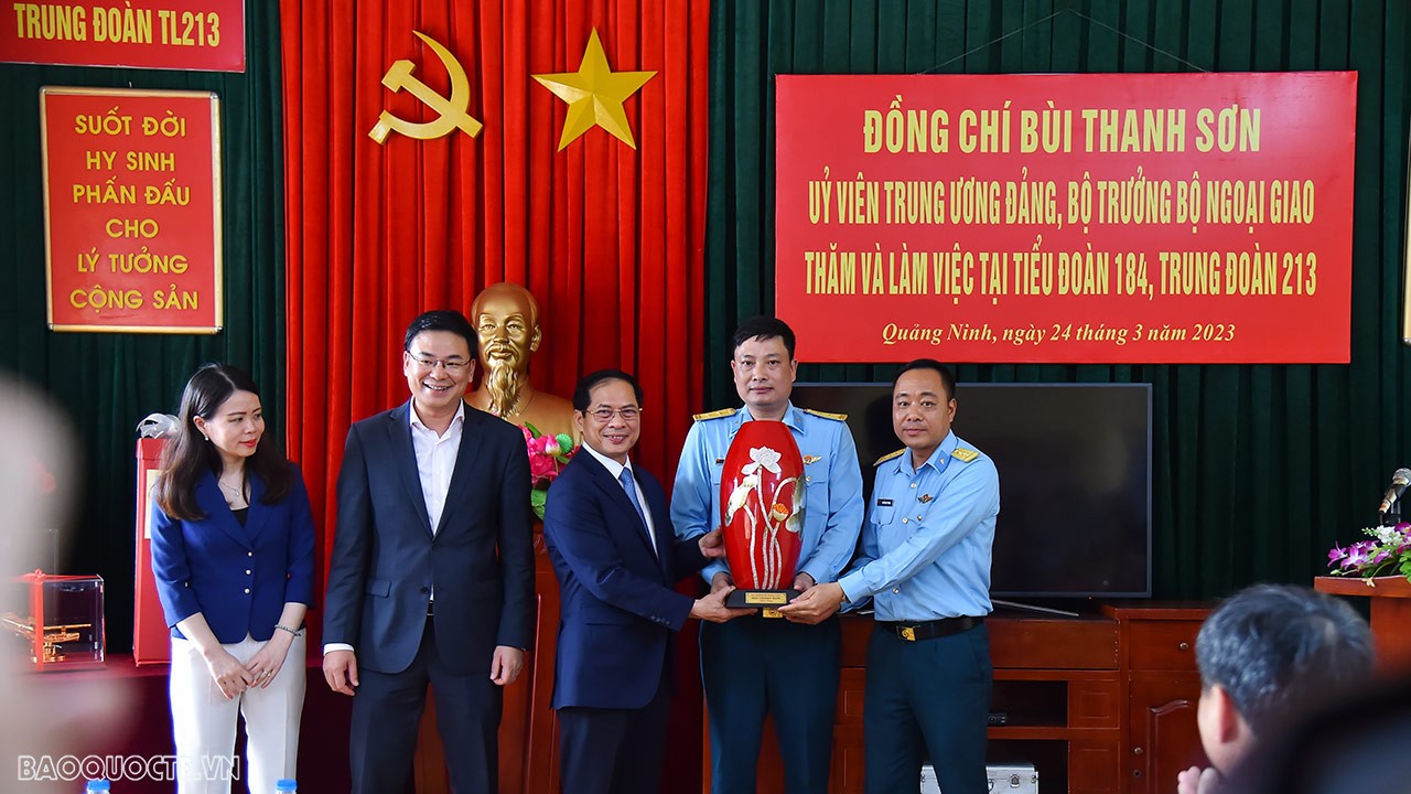 Bộ trưởng Bùi Thanh Sơn tặng quà lưu niệm Trung đoàn 213.