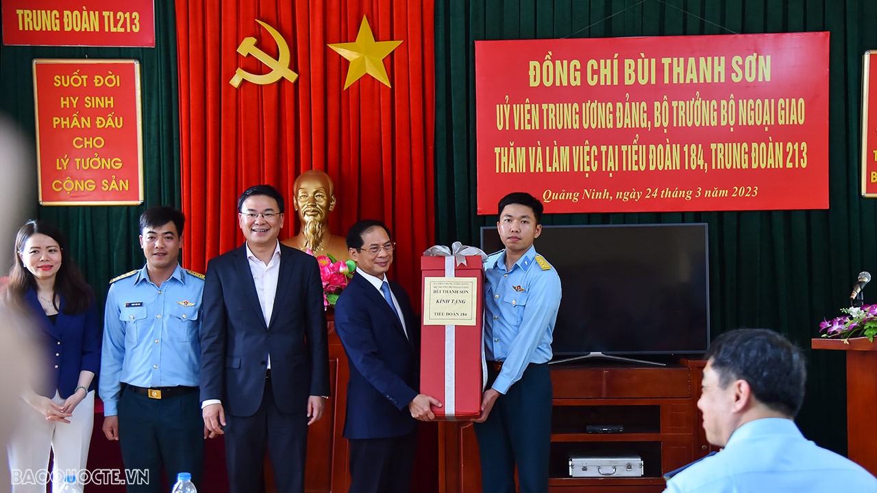 Bộ trưởng Bùi Thanh Sơn tặng quà lưu niệm Tiểu đoàn 184.