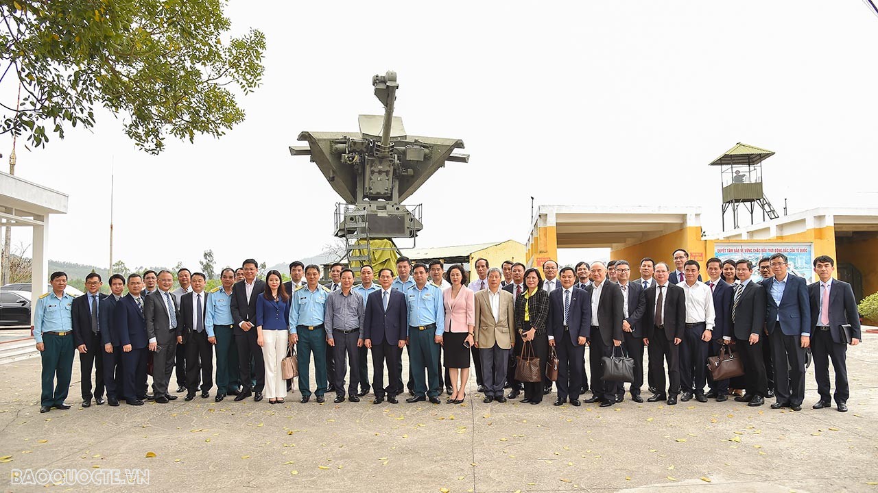 Bộ trưởng Ngoại giao Bùi Thanh Sơn thăm một số đơn vị phòng không, hải quân và biên phòng tỉnh Quảng Ninh Bộ trưởng Ngoại giao Bùi Thanh Sơn thăm một số đơn vị phòng không, hải quân và biên phòng tỉnh Quảng Ninh