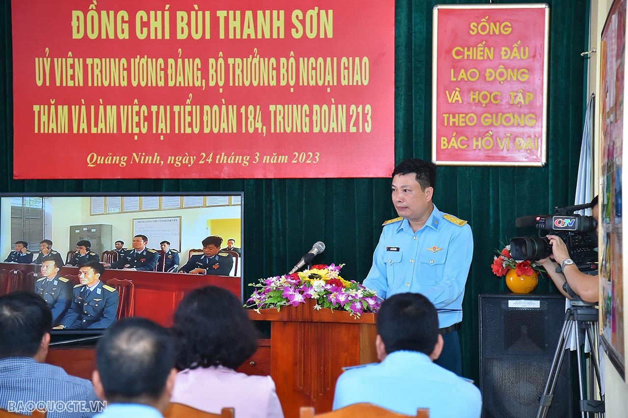 Tại buổi làm việc, thay mặt Đảng ủy, chỉ huy Trung đoàn 213, Trung tá Bùi Tiến Dũng, Trung đoàn trưởng đã báo cáo với Bộ trưởng Ngoại giao Bùi Thanh Sơn cùng Đoàn công tác về kết quả thực hiện nhiệm vụ trên các mặt công tác của Trung đoàn 213 và Tiểu đoàn 184. Tại buổi làm việc, thay mặt Đảng ủy, chỉ huy Trung đoàn 213, Trung tá Bùi Tiến Dũng, Trung đoàn trưởng đã báo cáo với Bộ trưởng Ngoại giao Bùi Thanh Sơn cùng Đoàn công tác về kết quả thực hiện nhiệm vụ trên các mặt công tác của Trung đoàn 213 và Tiểu đoàn 184.