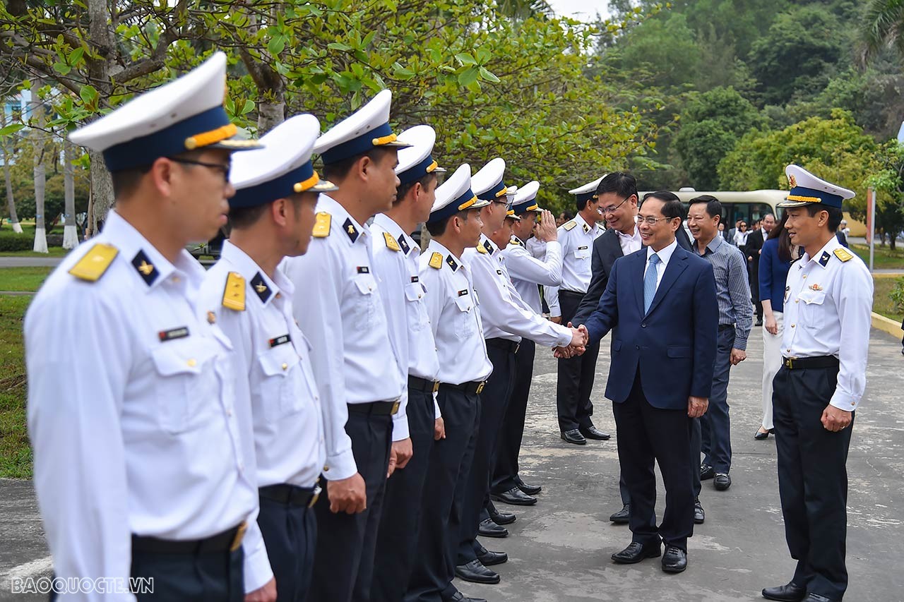 Bộ trưởng Ngoại giao Bùi Thanh Sơn thăm một số đơn vị phòng không, hải quân và biên phòng tỉnh Quảng Ninh