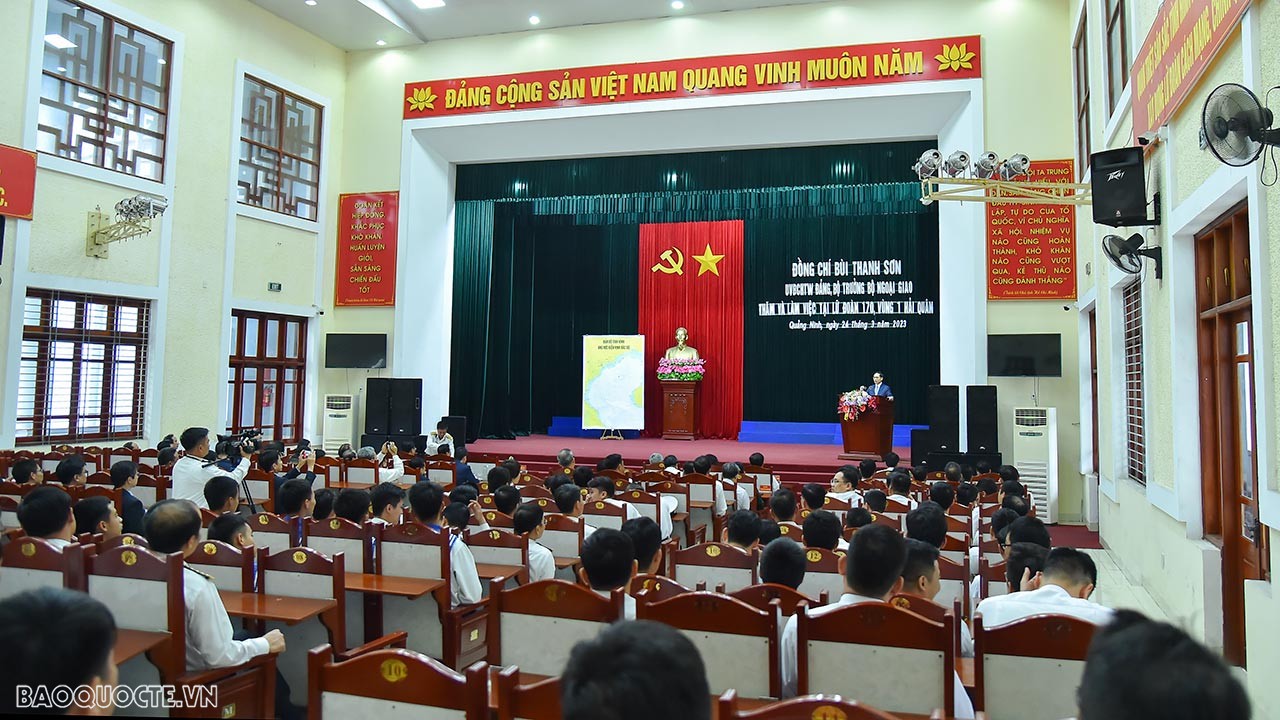 Bộ trưởng Ngoại giao Bùi Thanh Sơn thăm một số đơn vị phòng không, hải quân và biên phòng tỉnh Quảng Ninh Bộ trưởng Ngoại giao Bùi Thanh Sơn thăm một số đơn vị phòng không, hải quân và biên phòng tỉnh Quảng Ninh