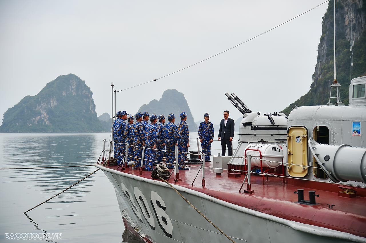 Bộ trưởng Ngoại giao Bùi Thanh Sơn thăm một số đơn vị phòng không, hải quân và biên phòng tỉnh Quảng Ninh Bộ trưởng Ngoại giao Bùi Thanh Sơn thăm một số đơn vị phòng không, hải quân và biên phòng tỉnh Quảng Ninh