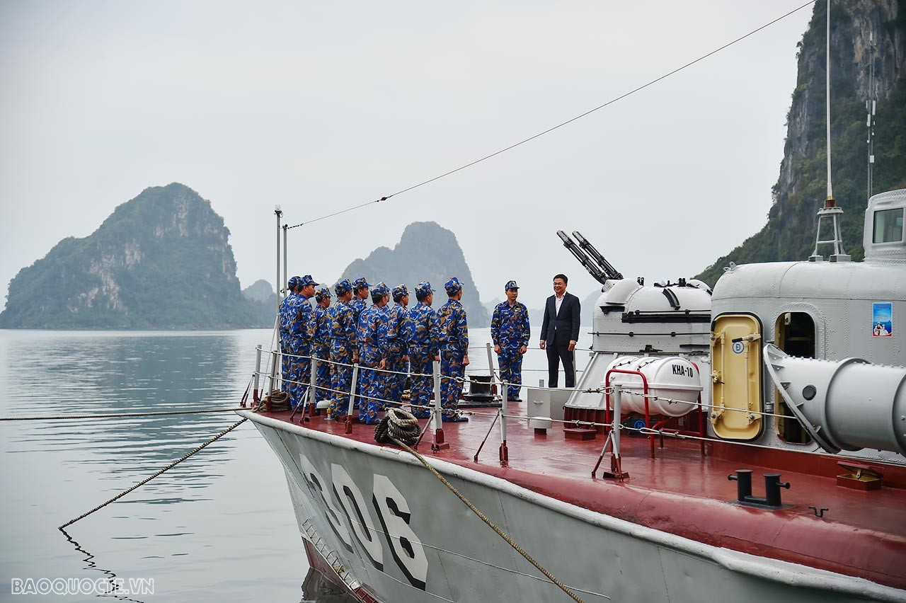 Bộ trưởng Ngoại giao Bùi Thanh Sơn thăm một số đơn vị phòng không, hải quân và biên phòng tỉnh Quảng Ninh