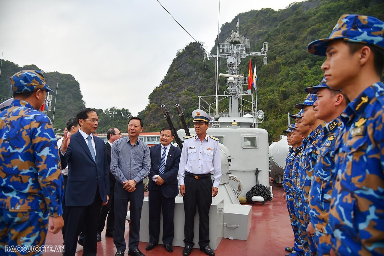 Bộ trưởng Ngoại giao Bùi Thanh Sơn thăm một số đơn vị phòng không, hải quân và biên phòng tỉnh Quảng Ninh Bộ trưởng Ngoại giao Bùi Thanh Sơn thăm một số đơn vị phòng không, hải quân và biên phòng tỉnh Quảng Ninh