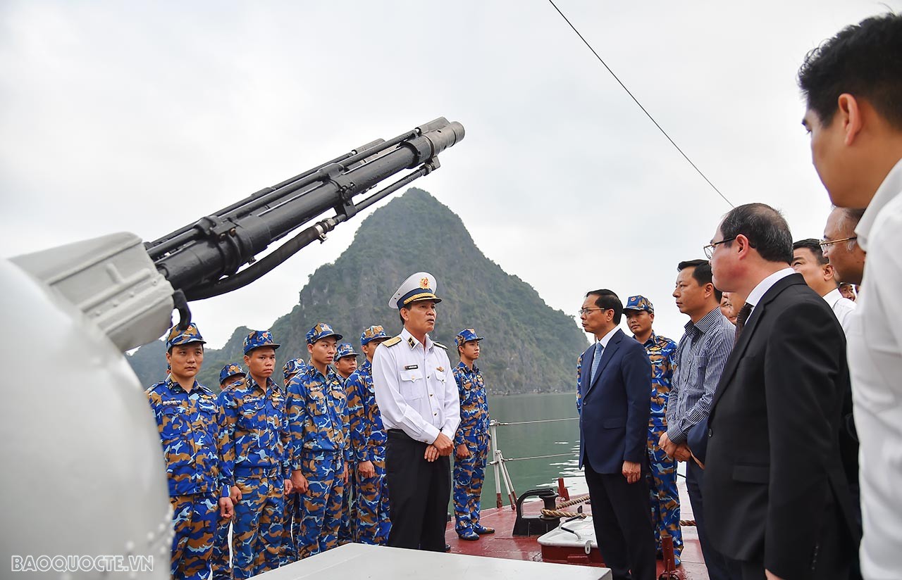 Bộ trưởng Ngoại giao Bùi Thanh Sơn thăm một số đơn vị phòng không, hải quân và biên phòng tỉnh Quảng Ninh