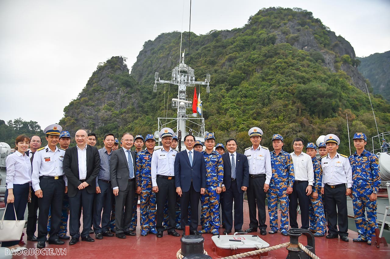 Bộ trưởng Ngoại giao Bùi Thanh Sơn thăm một số đơn vị phòng không, hải quân và biên phòng tỉnh Quảng Ninh Bộ trưởng Ngoại giao Bùi Thanh Sơn thăm một số đơn vị phòng không, hải quân và biên phòng tỉnh Quảng Ninh