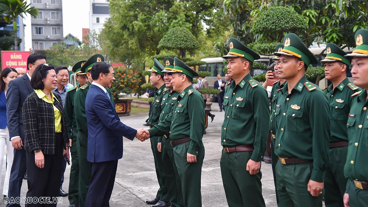 Bộ trưởng Ngoại giao Bùi Thanh Sơn thăm một số đơn vị phòng không, hải quân và biên phòng tỉnh Quảng Ninh