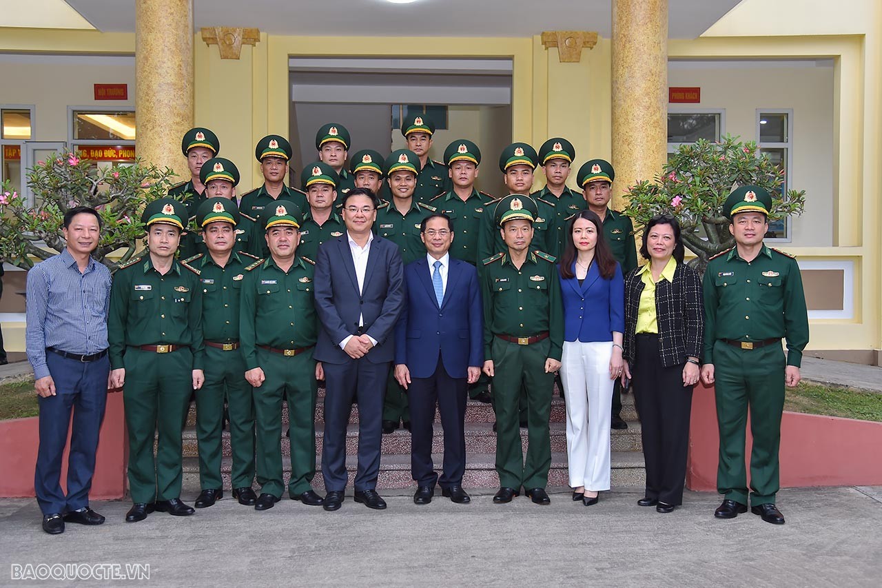 Bộ trưởng Ngoại giao Bùi Thanh Sơn thăm một số đơn vị phòng không, hải quân và biên phòng tỉnh Quảng Ninh