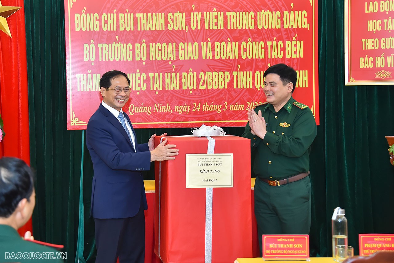 Bộ trưởng Ngoại giao Bùi Thanh Sơn thăm một số đơn vị phòng không, hải quân và biên phòng tỉnh Quảng Ninh Bộ trưởng Ngoại giao Bùi Thanh Sơn thăm một số đơn vị phòng không, hải quân và biên phòng tỉnh Quảng Ninh