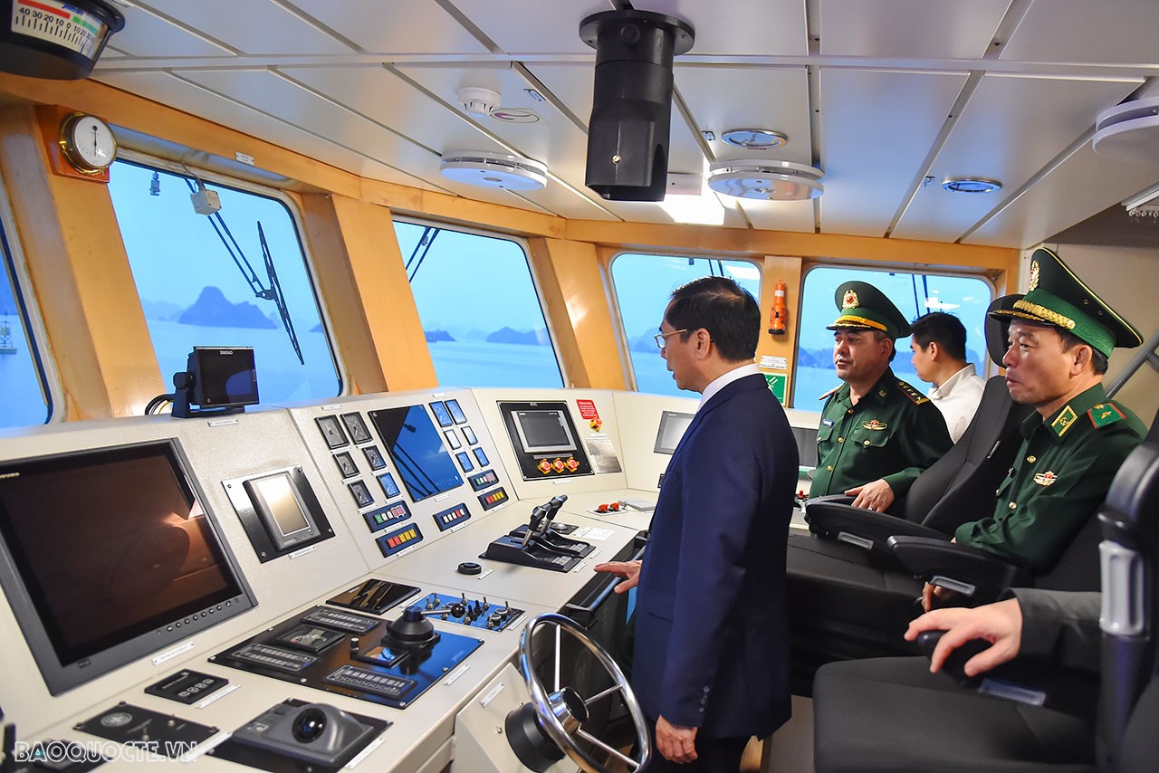 Bộ trưởng Ngoại giao Bùi Thanh Sơn thăm một số đơn vị phòng không, hải quân và biên phòng tỉnh Quảng Ninh Bộ trưởng Ngoại giao Bùi Thanh Sơn thăm một số đơn vị phòng không, hải quân và biên phòng tỉnh Quảng Ninh