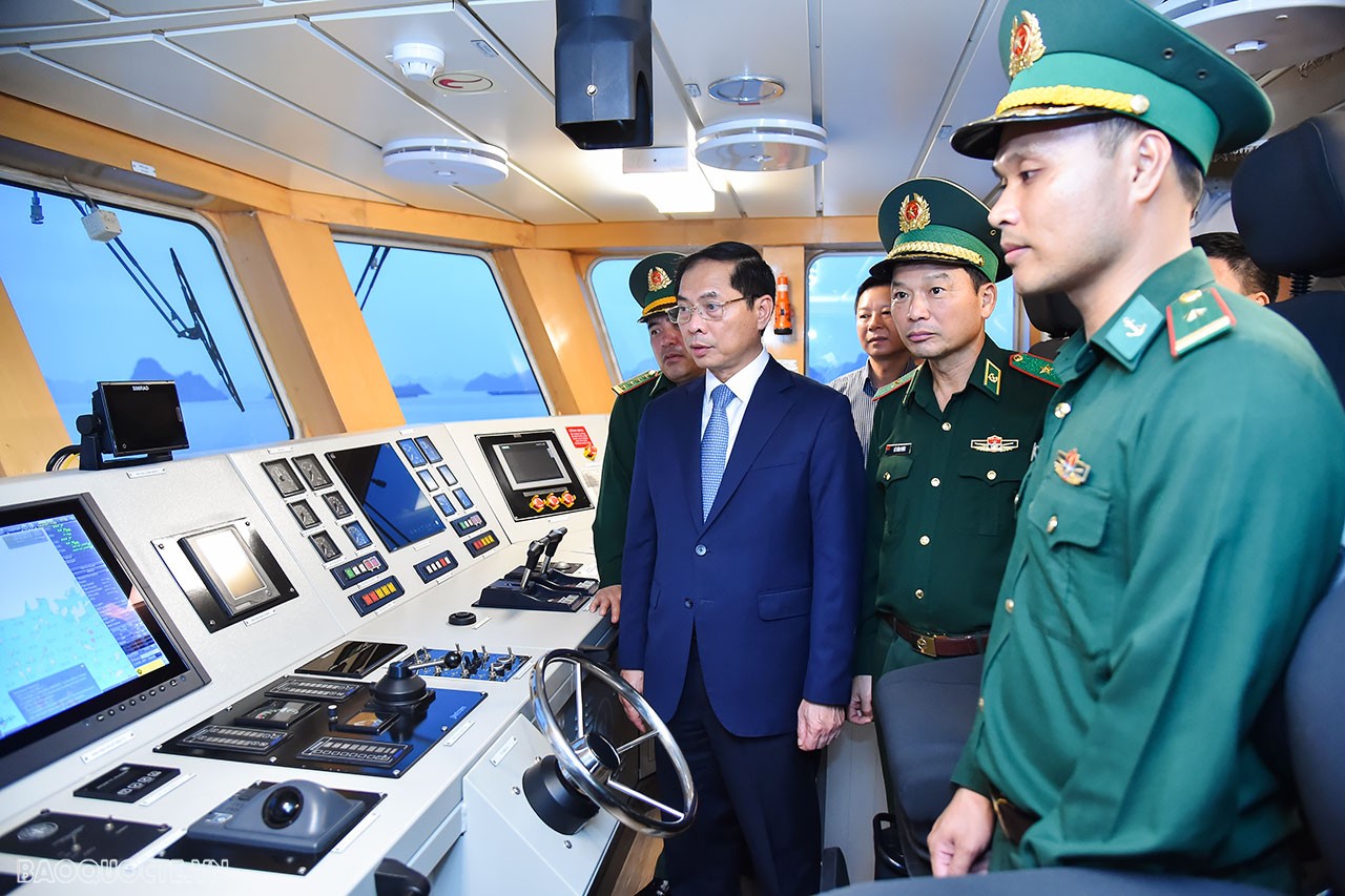 Bộ trưởng Ngoại giao Bùi Thanh Sơn thăm một số đơn vị phòng không, hải quân và biên phòng tỉnh Quảng Ninh Bộ trưởng Ngoại giao Bùi Thanh Sơn thăm một số đơn vị phòng không, hải quân và biên phòng tỉnh Quảng Ninh