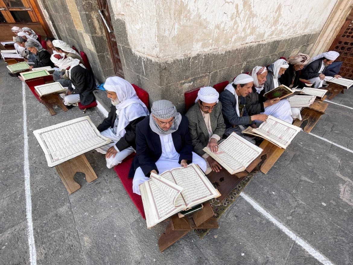 Mọi người đọc Kinh Qur'an tại Nhà thờ Hồi giáo Đại đế trước khi bắt đầu tháng Ramadan, ở Sanaa, Yemen. [Khaled Abdullah/Reuters]