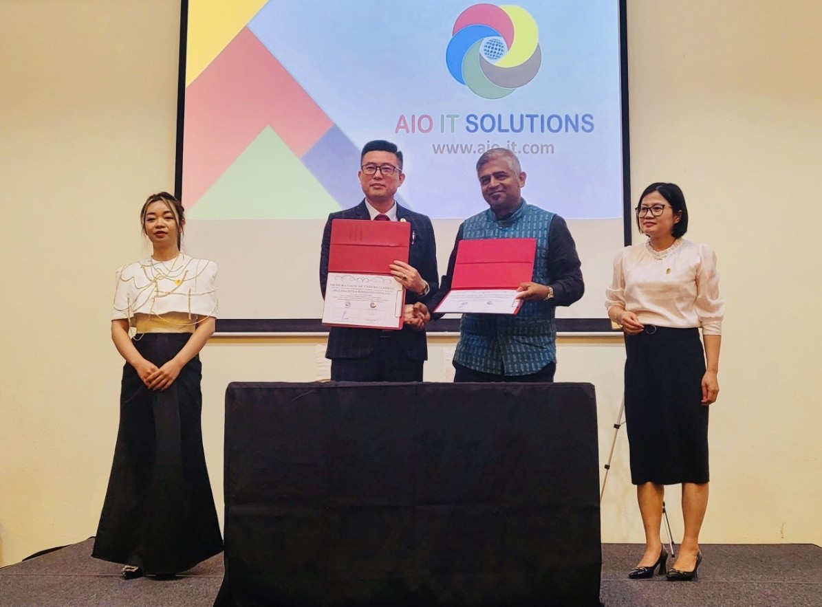 Đại diện AIO IT Solutions - ông Hoàng Văn Ngọc (bên trái) và đại diện Business Engineers Asia (BEA) - ông Kanthiban Rajasegran ký kết hợp tác kinh doanh.