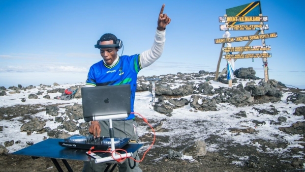 16 phút chơi DJ trên 'nóc nhà của châu Phi', đưa Tanzania đến với toàn thế giới